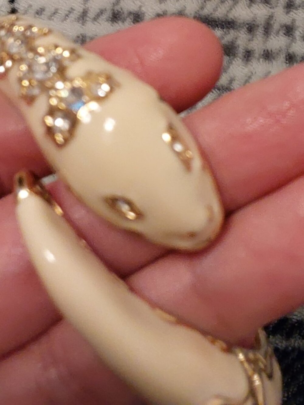 2005 SNAKE BEAUTIFUL HEAVY DUTY HINGE THICK BRACELET NEW CONDITION. BEAUTIFUL.